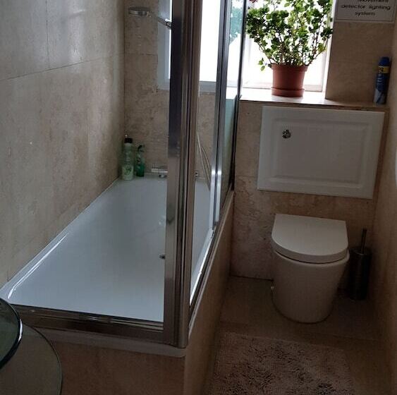 Трехместный Номер Стандарт Совместная Ванная, Hour Glass