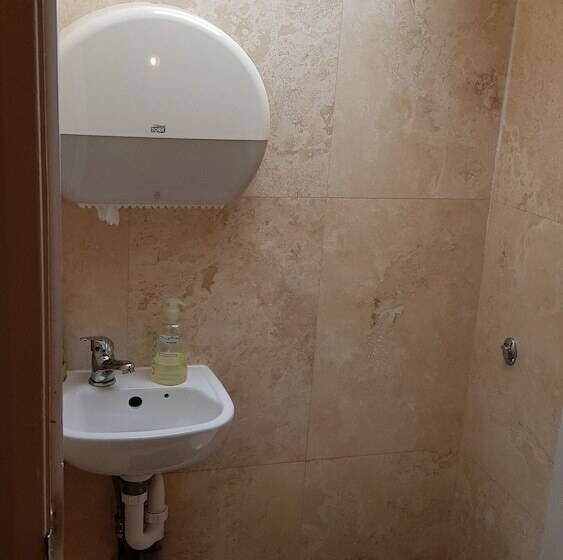 Трехместный Номер Стандарт Совместная Ванная, Hour Glass