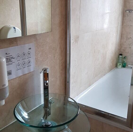 Трехместный Номер Стандарт Совместная Ванная, Hour Glass