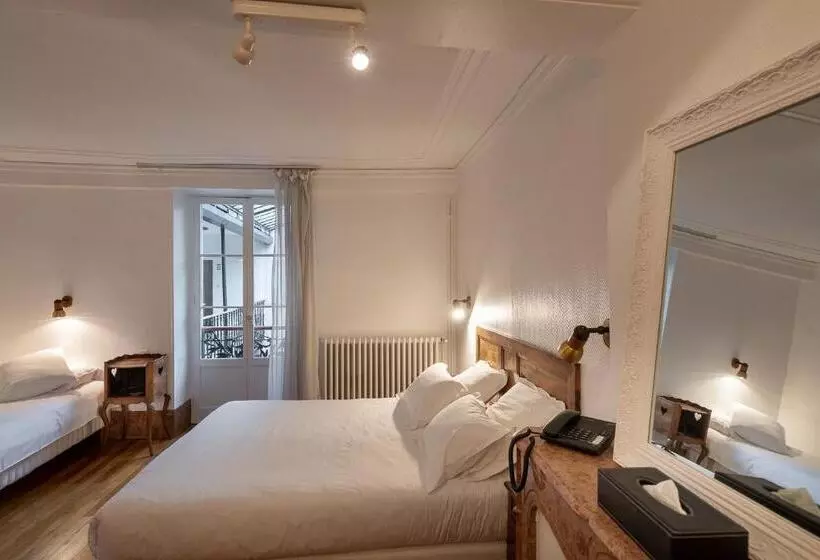 Superior Kolmen Hengen Huone, Hôtel Des Tonneliers