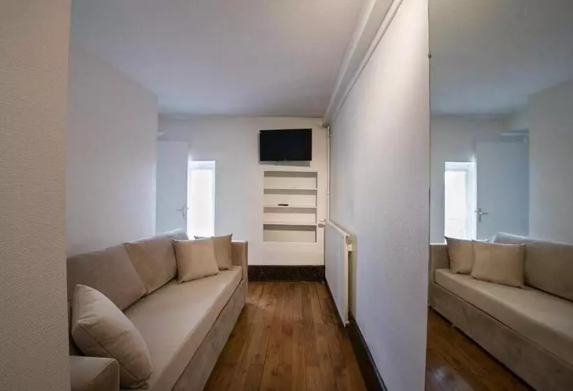 Superior Neljän Hengen Huone, Hôtel Des Tonneliers
