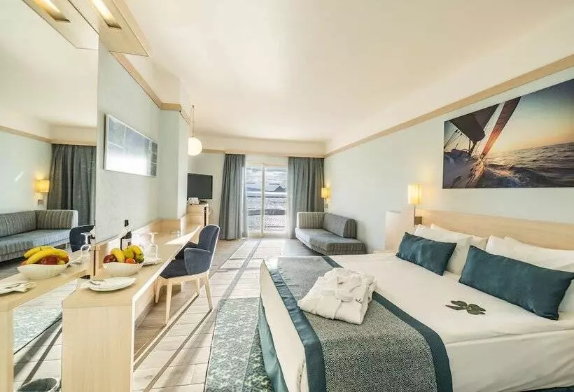 اتاق استاندارد با چشم‌انداز استخر, La Blanche Resort & Spa