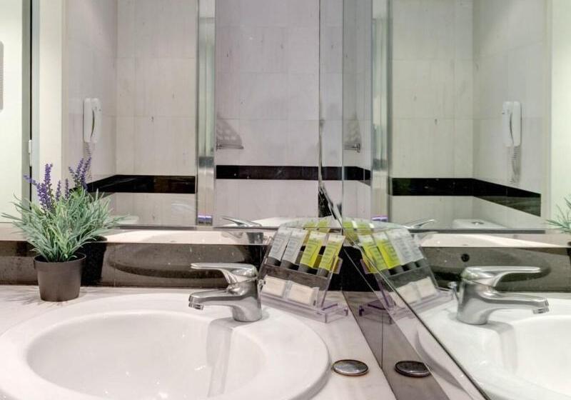 标准间内部标间, Polis Grand