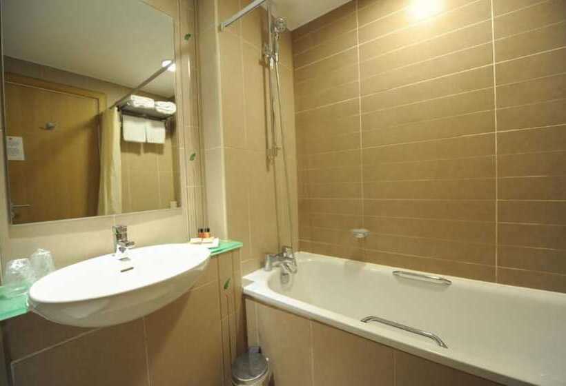 Номер Стандарт, The Pinewood