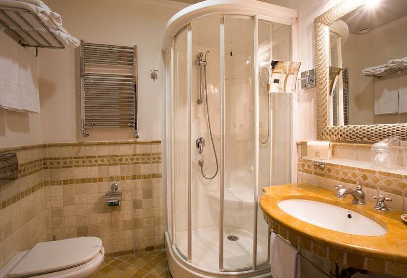 高级三人间, Tritone Lipari