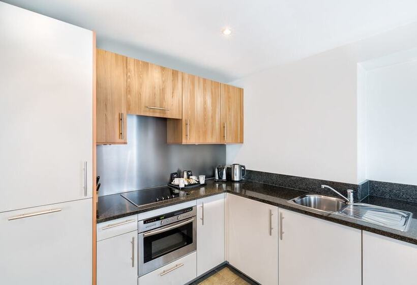 استودیوی استاندارد, Native Kings Wardrobe, St Pauls