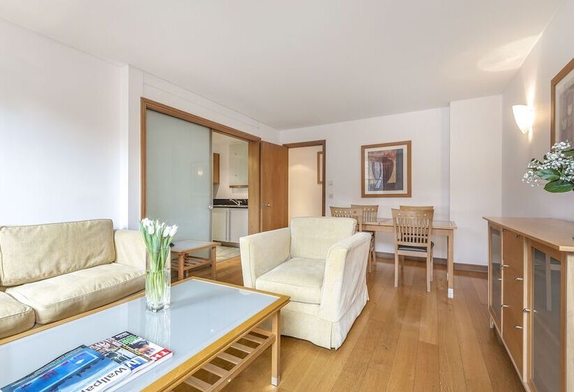 آپارتمان 1 خوابه, Native Kings Wardrobe, St Pauls