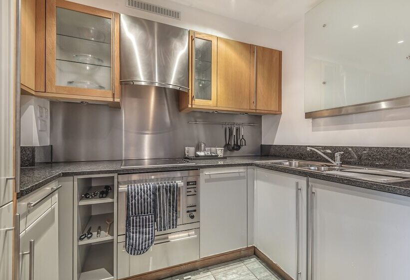 آپارتمان 1 خوابه, Native Kings Wardrobe, St Pauls