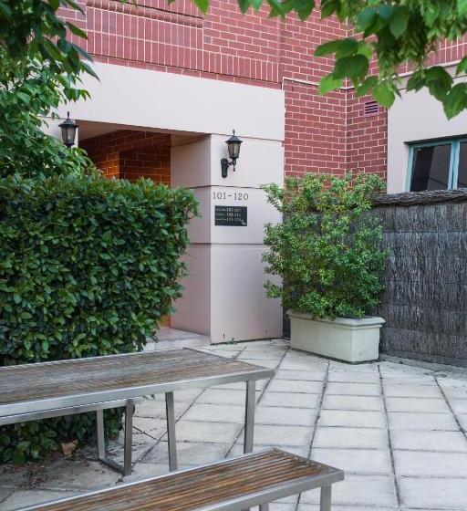 استودیوی استاندارد, Majestic Tynte Street Apartments