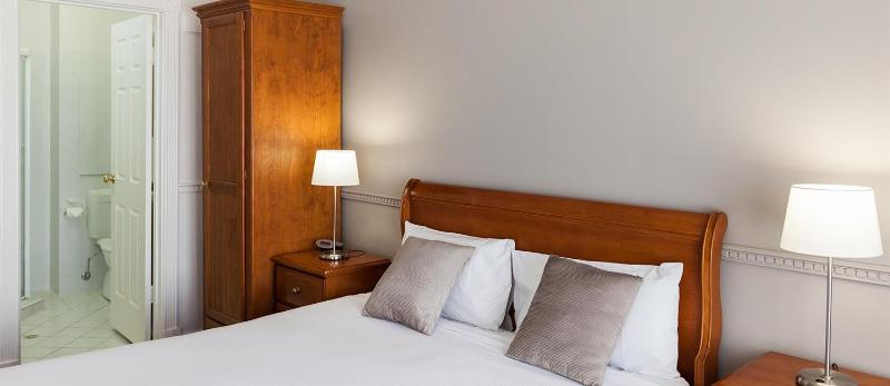 استودیوی استاندارد, Majestic Tynte Street Apartments