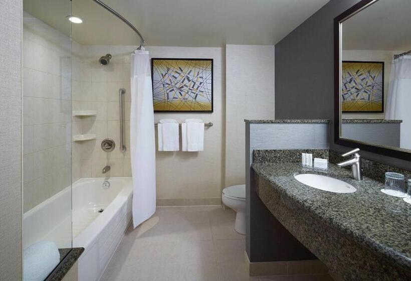 غرفة سوبيريور, Courtyard By Marriott Montreal Airport