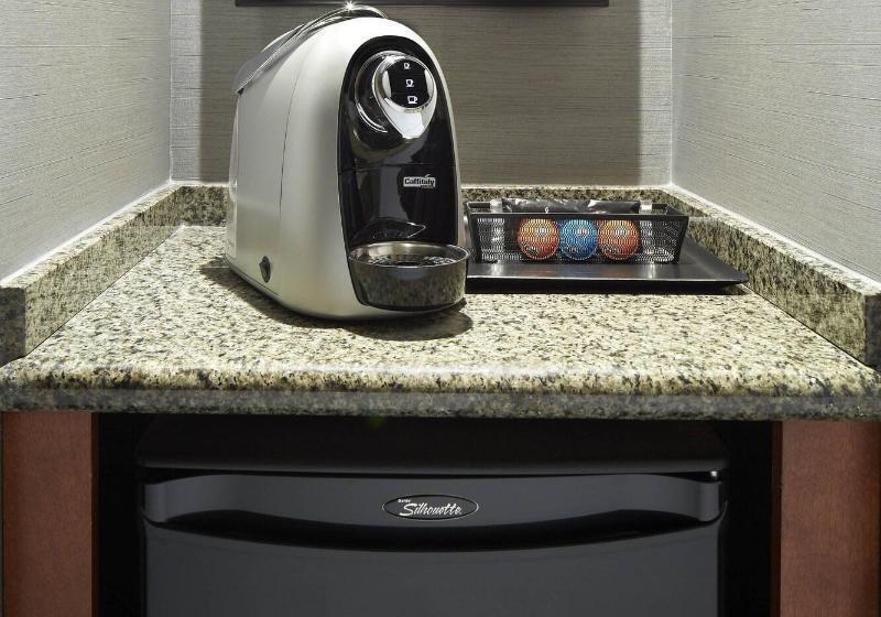 キングサイズベッドのスタンダードルーム, Courtyard By Marriott Montreal Airport