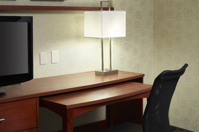 غرفة قياسية سرير كينج, Courtyard By Marriott Montreal Airport