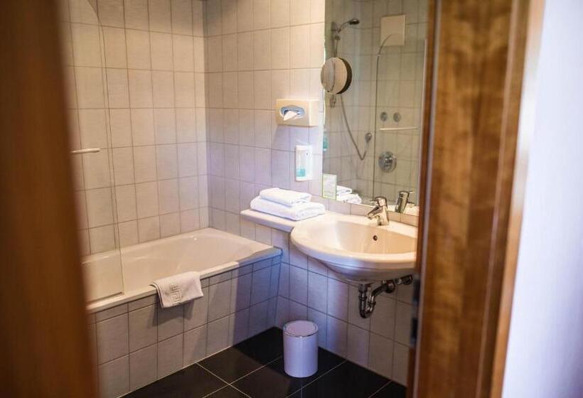 标准三人间, Domizil