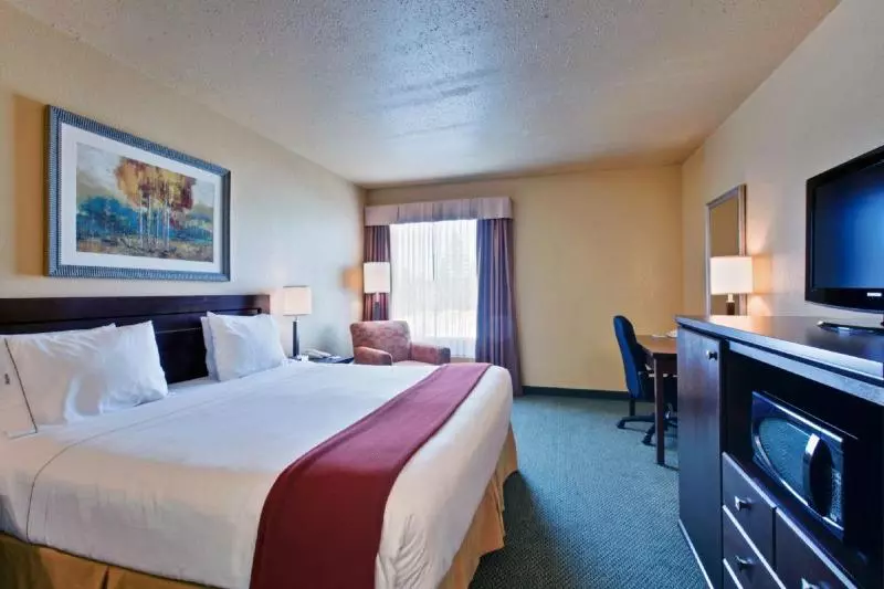 اتاق استاندارد با تخت بزرگ برای معلولان, Holiday Inn Express Dryden, An Ihg