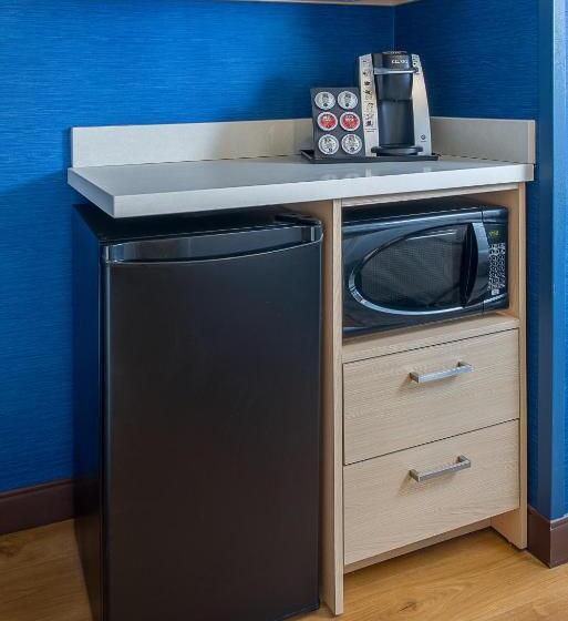 מיטת קינג בסוויטה, Holiday Inn Express & Suites Halifax   Bedford, An Ihg