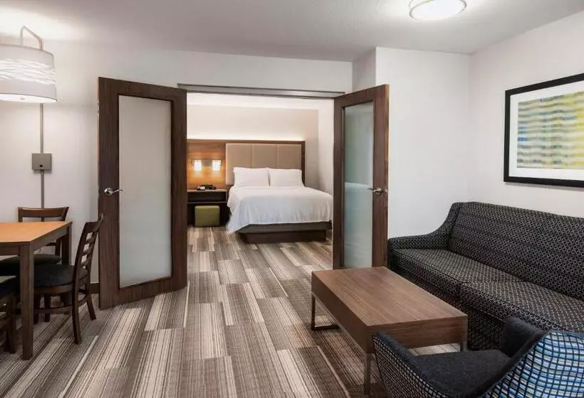 سوییت, Holiday Inn Express Hotel & Suites Saskatoon, An Ihg