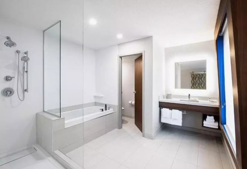 سوئیت با تخت بزرگ, Holiday Inn Express Hotel & Suites Saskatoon, An Ihg