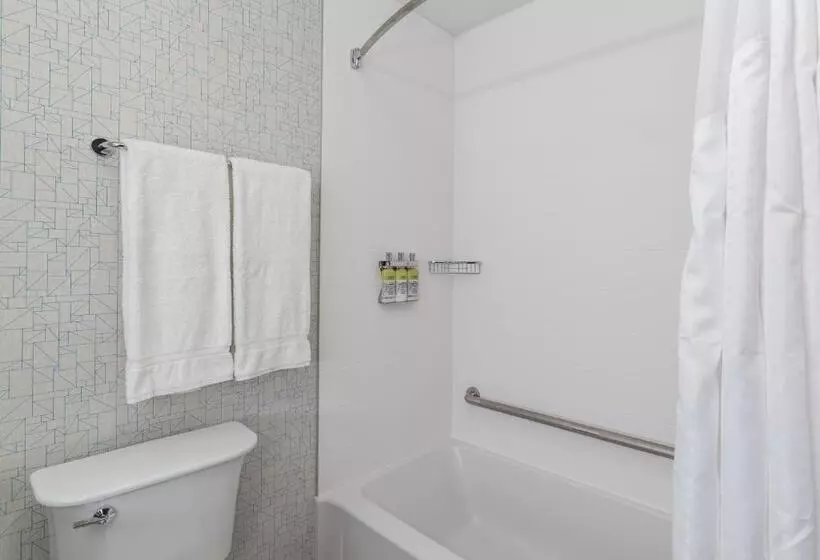 اتاق لوکس با تخت بزرگ, Holiday Inn Express Hotel & Suites Saskatoon, An Ihg