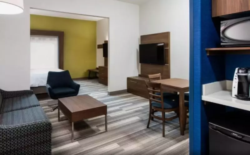 سوییت, Holiday Inn Express Hotel & Suites Saskatoon, An Ihg