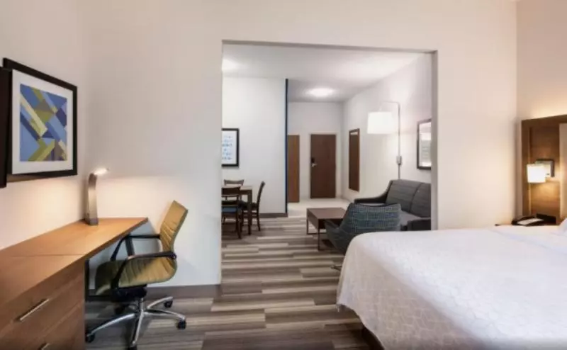 سوییت, Holiday Inn Express Hotel & Suites Saskatoon, An Ihg