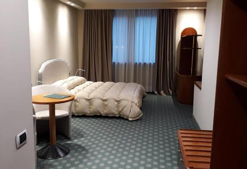 سوییت جونیور, Hostellerie Du Cheval Blanc