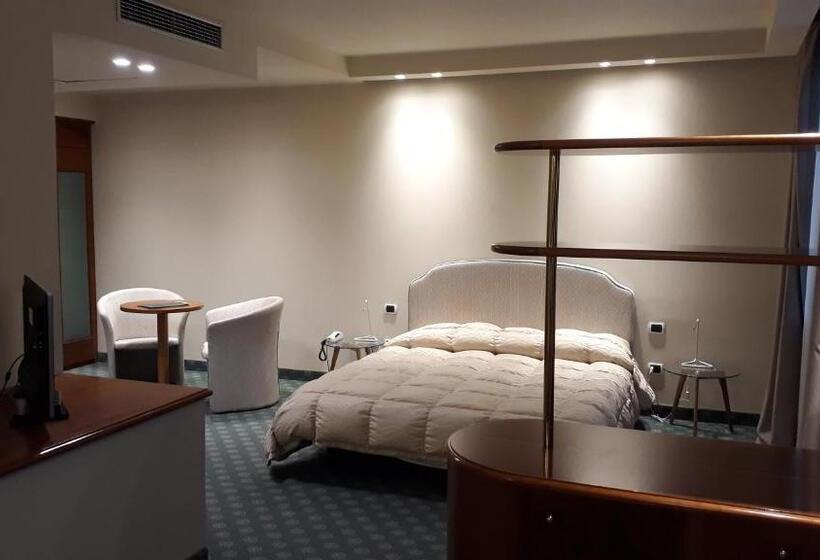 سوییت جونیور, Hostellerie Du Cheval Blanc