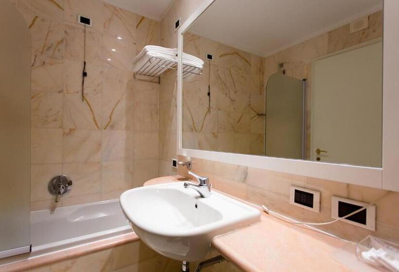 اتاق استاندارد سه نفره, Hostellerie Du Cheval Blanc