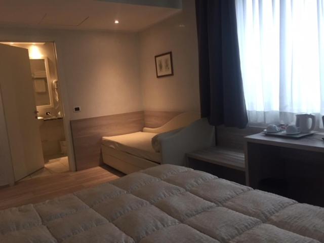 اتاق استاندارد سه نفره, Hostellerie Du Cheval Blanc