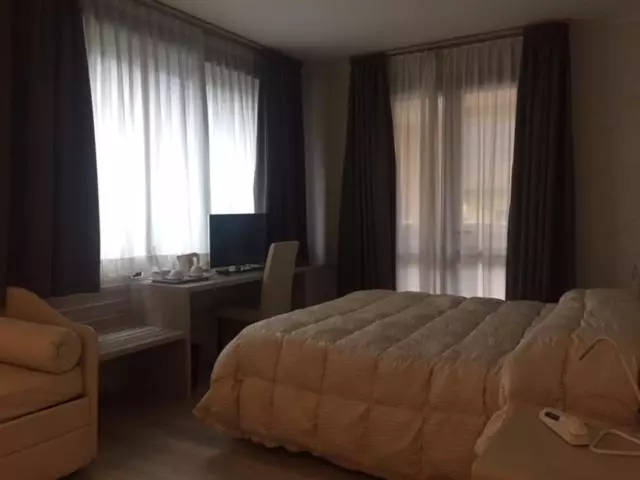 اتاق استاندارد سه نفره, Hostellerie Du Cheval Blanc