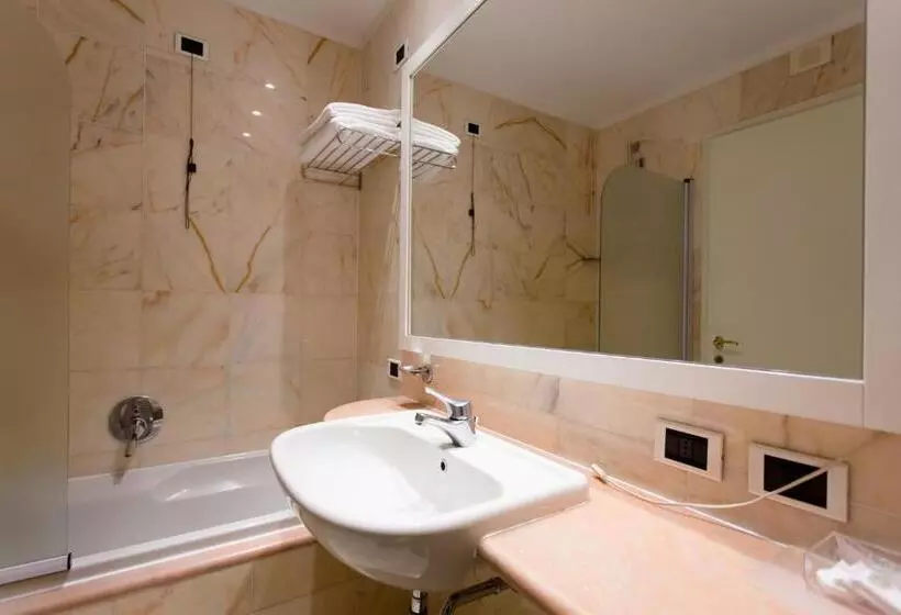اتاق استاندارد چهار تخته, Hostellerie Du Cheval Blanc