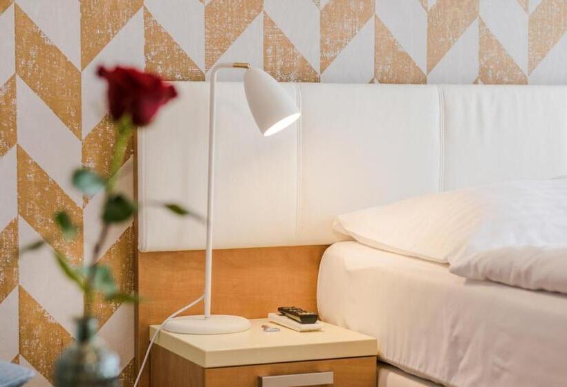 غرفة سوبيريور, Karpatia