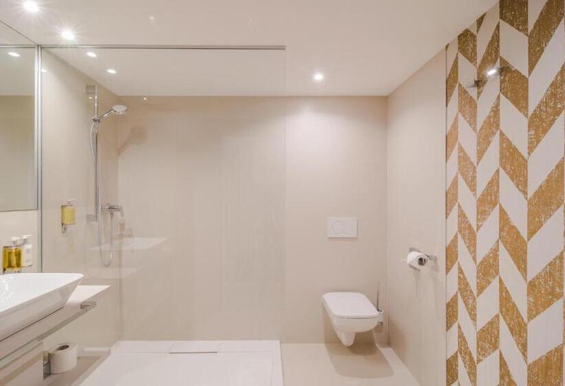 غرفة سوبيريور, Karpatia