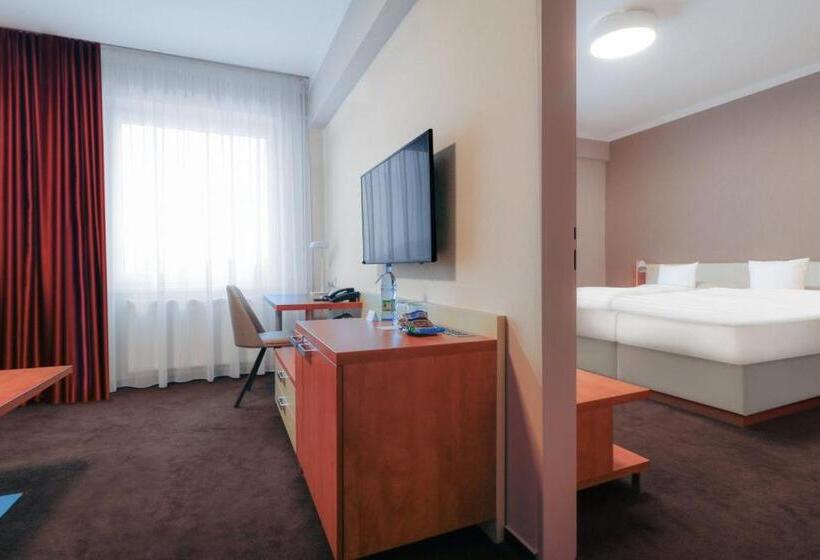 جناح ديلوكس, Karpatia