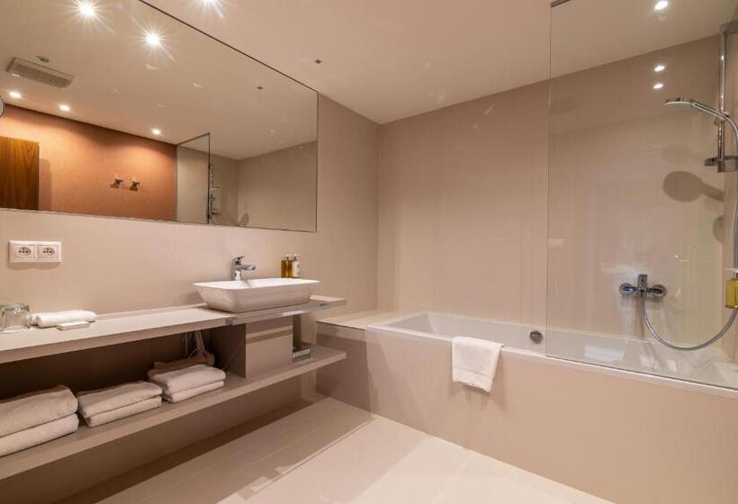 جناح ديلوكس, Karpatia