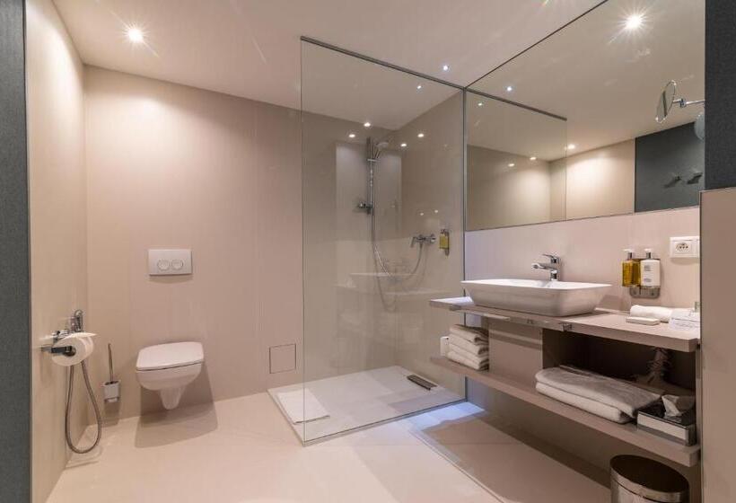 جناح ديلوكس, Karpatia