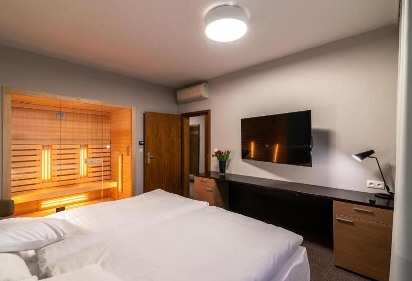 جناح جونيور, Karpatia