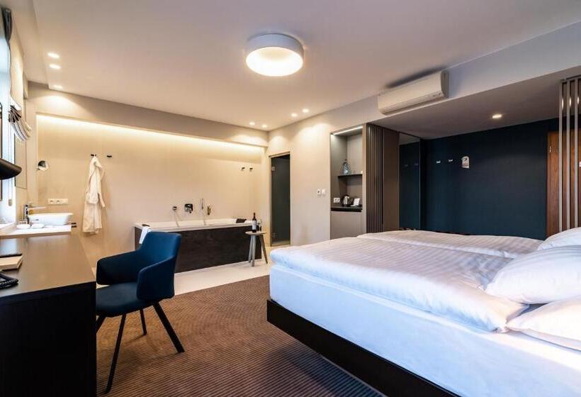 غرفة قياسية مزوَّدة بجاكوزي, Karpatia