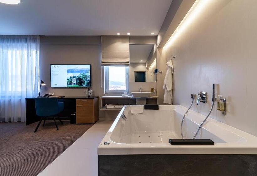 غرفة قياسية مزوَّدة بجاكوزي, Karpatia