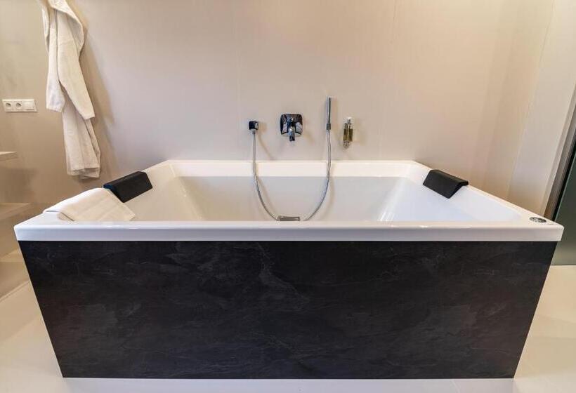 غرفة قياسية مزوَّدة بجاكوزي, Karpatia