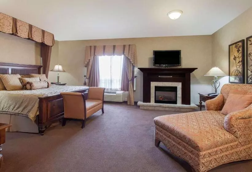 キングサイズベッドのデラックススイート, Ramada By Wyndham Camrose