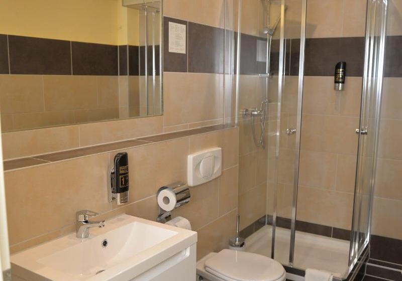 غرفة قياسية سرير كينج, Ramada By Wyndham Camrose