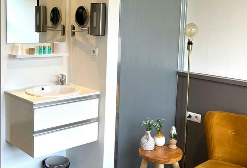 اتاق لوکس یک تخته, Wicc