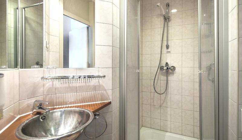 اتاق استاندارد یک نفره, Wicc