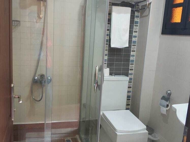 חדר סטנדרט לשלושה, Altinsaray