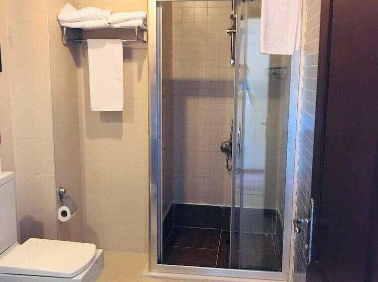 חדר סטנדרט לשלושה, Altinsaray