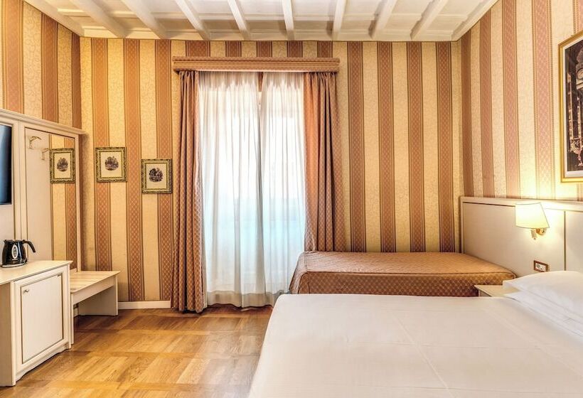 חדר סטנדרט לשלושה, Relais Fontana Di Trevi