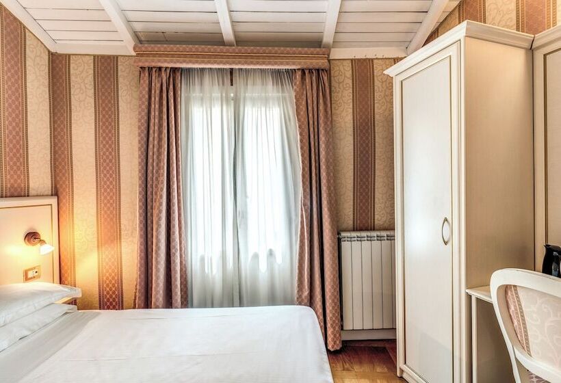 اتاق خانوادگی, Relais Fontana Di Trevi