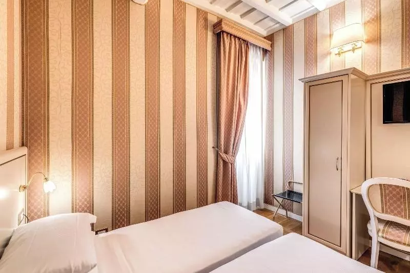 اتاق خانوادگی, Relais Fontana Di Trevi