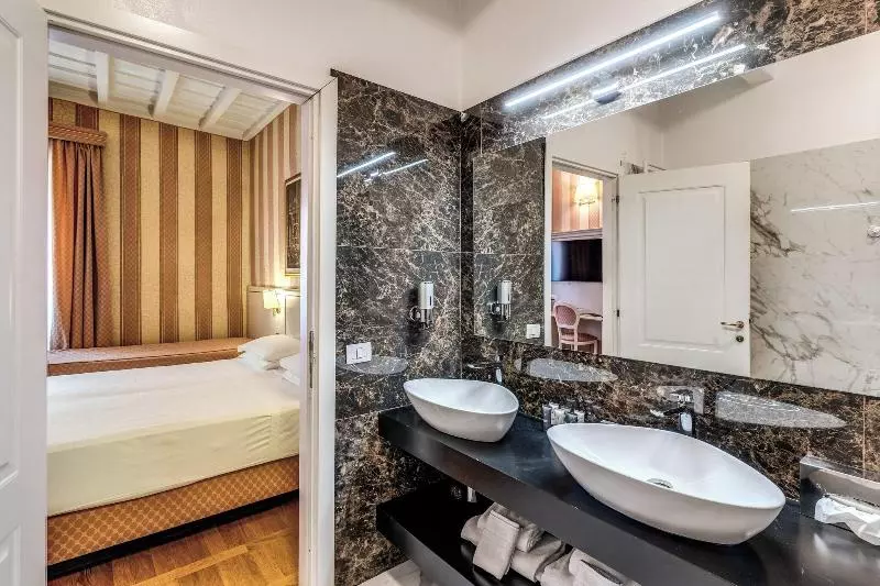 اتاق استاندارد سه نفره, Relais Fontana Di Trevi